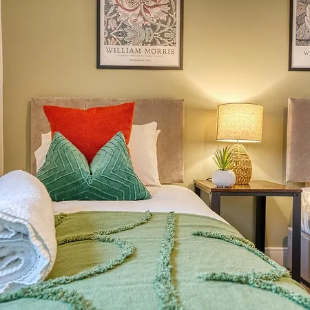 Ashcroft Loft: Central 3-Bedroom with Balcony Cirencester Exterior photo