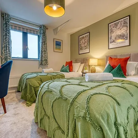 Ashcroft Loft: Central 3-Bedroom with Balcony Cirencester Exterior photo