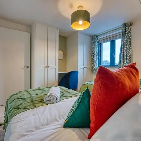 Ashcroft Loft: Central 3-Bedroom with Balcony Cirencester Exterior photo