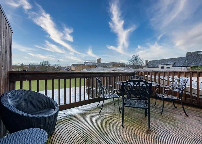 Ashcroft Loft By Timeless Stays - Stunning 3 Bedroom, 2 Bathrooms, Charming Central Apartment Featuring A Balcony
