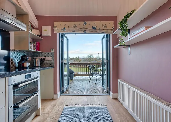 Ashcroft Loft By Timeless Stays - Stunning 3 Bedroom, 2 Bathrooms, Charming Central Apartment Featuring A Balcony