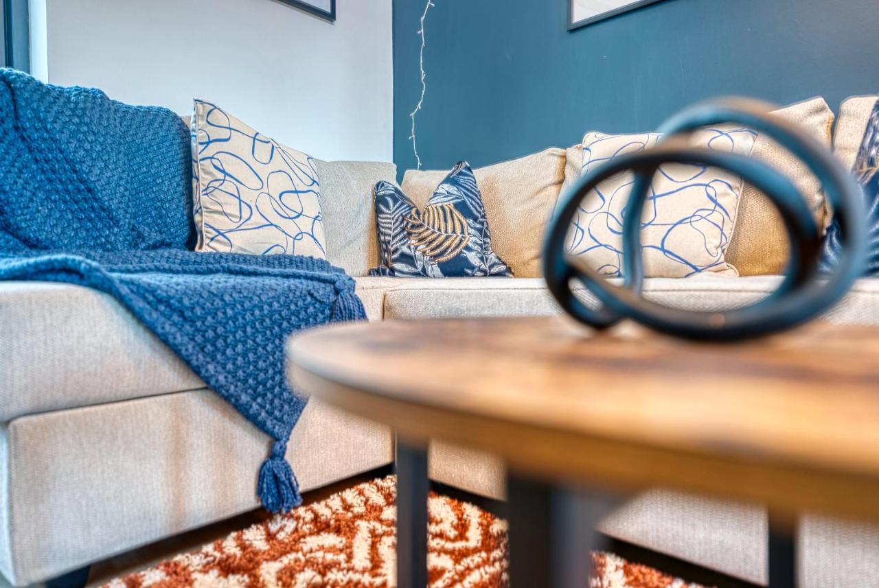 Ashcroft Loft: 3-bedroom With Balcony Apartment *